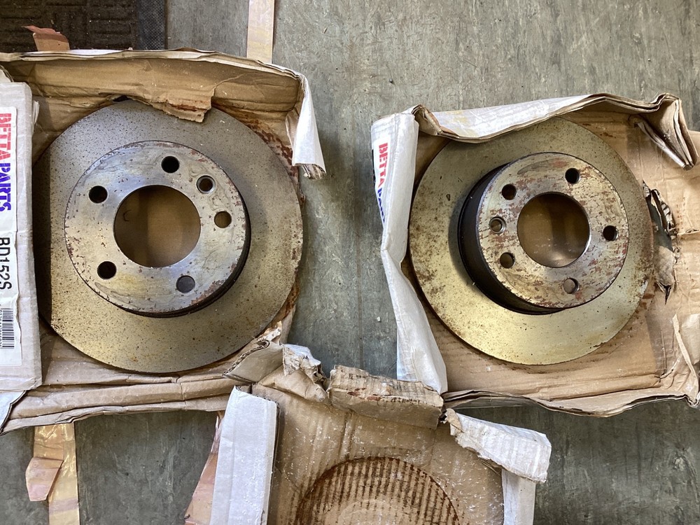 Vauxhall Carlton 1800 Omega Solid Front Brake Discs OE 569040