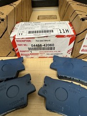 2006-2018 TOYOTA RAV4 NEW REAR GENUINE OEM BRAKE ROTORS AND BRAKE PAD KIT